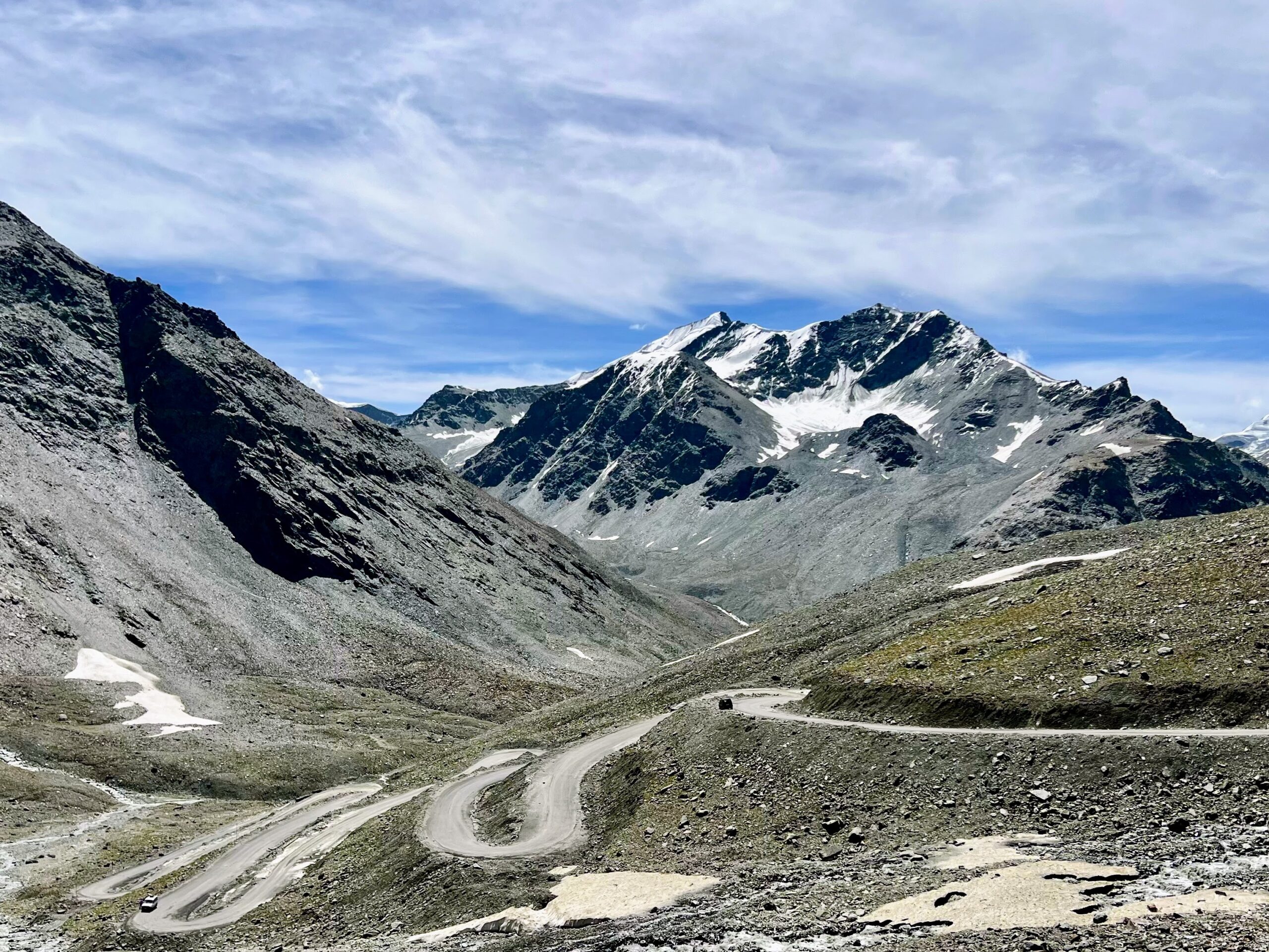 road to shinku la pass border of lahaul & zanskar